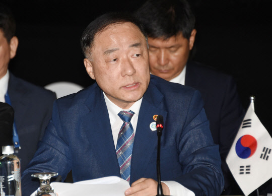 한·중·일 재무장관회의서 발언하는 홍남기 부총리      (서울=연합뉴스) 홍남기 경제부총리 겸 기획재정부 장관이 2일(현지시간) 피지 난디 웨스틴호텔에서 열린 한·중·일 재무장관회의에 참석해 한국경제 동향에 대해 발언을 하고 있다. 2019.5.2 [기획재정부 제공]      photo@yna.co.kr  (끝)